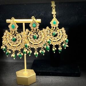 Beautiful gold and emerald green Earring and Tikka set 💚✨